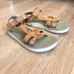 Lightly worn platform Tevas - size 8!